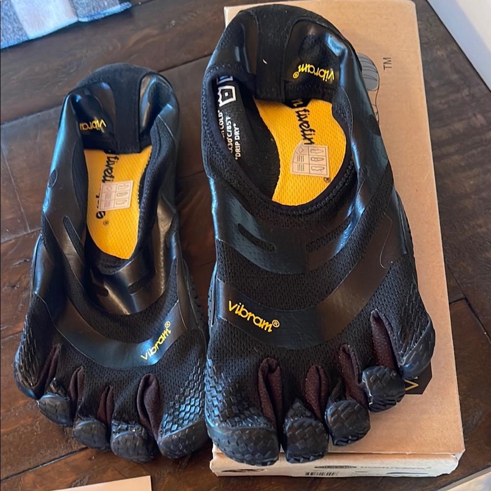 Vibram FiveFingers Black Toe Shoes size 40